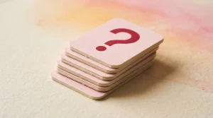 Karten mit abstrakten Fragezeichenformen auf einem Tisch
